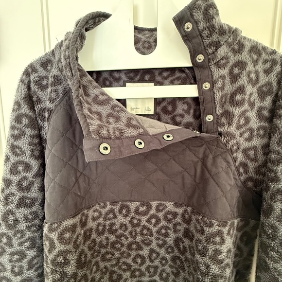 A&F Asymmetrical Snap-Up Fleece - Black Leopard - XL - Picture 2 of 4
